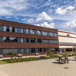 Schoolgebouw vanaf speelplaats-thumbnail