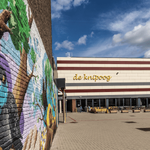 Schoolgebouw vanaf speelplaats-thumbnail