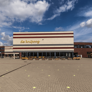 Schoolgebouw vanaf speelplaats-thumbnail